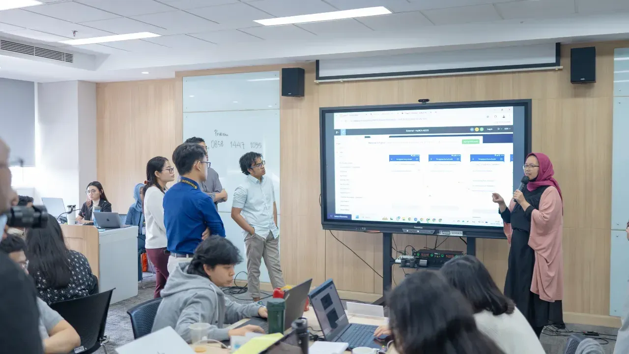 Tim produk BCA mengerjakan latihan produk dan UX RevoU di layar bersama